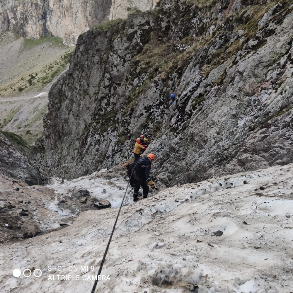 Спасатели Республиканского оперативно-спасательного отряда помогли двум туристам спуститься со скалы в урочище Мынжылкы