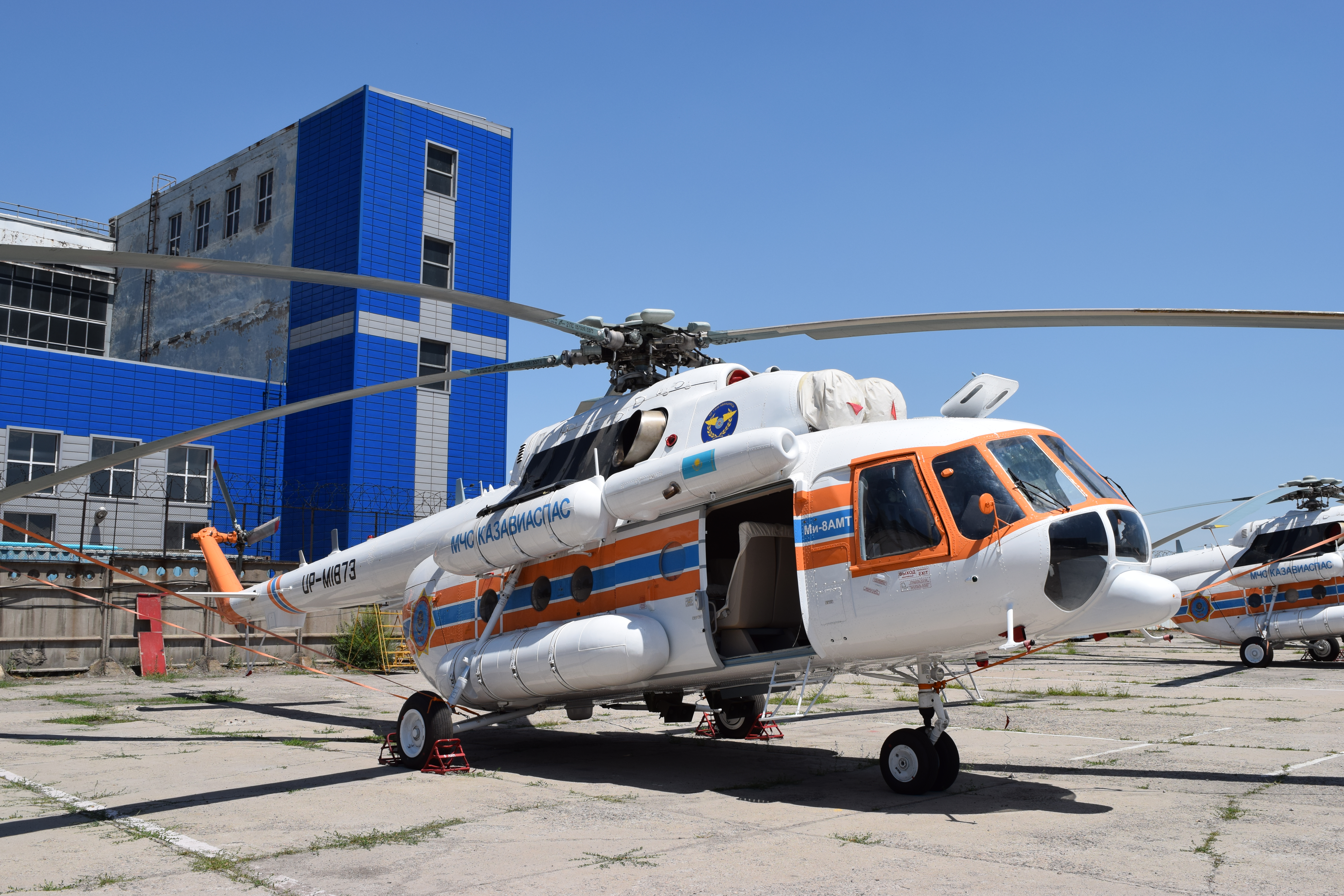 Авиапарк МЧС пополнился двумя новыми вертолетами МИ-8АМТ казахстанской сборки