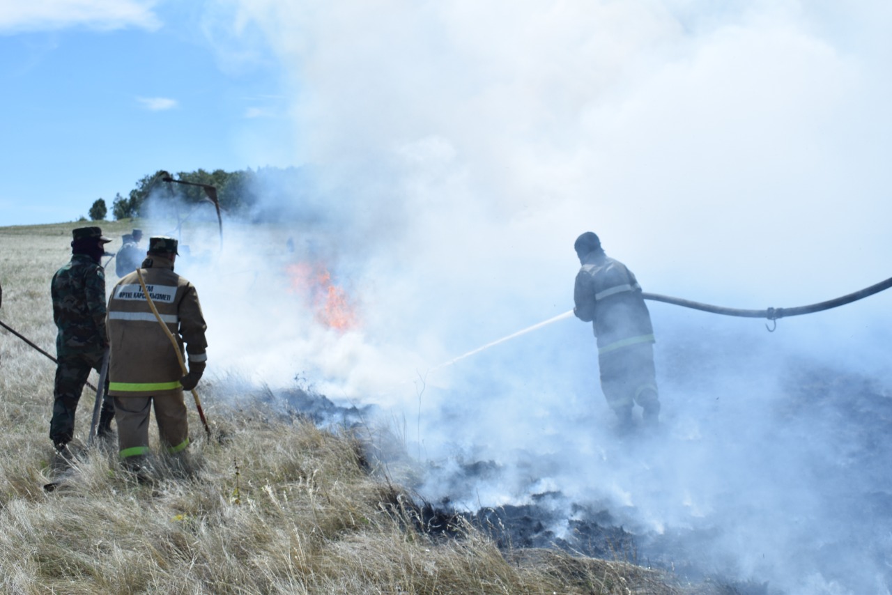 Неисправность трактора привела к пожару, который почти сутки тушили огнеборцы под Кокшетау