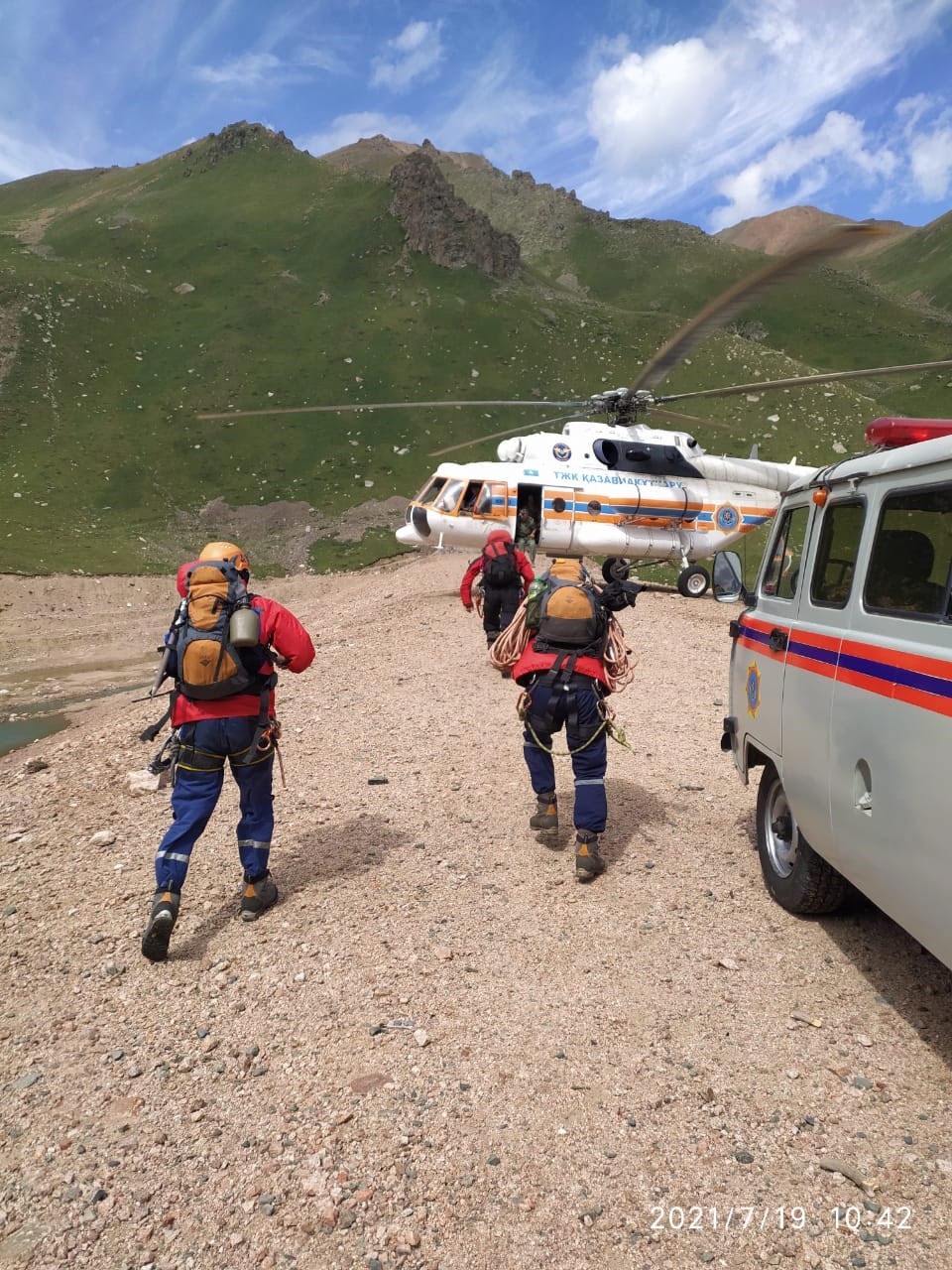 Спасатели Республиканского оперативно-спасательного отряда нашли пропавшего мужчину на леднике пика М. Маметовой