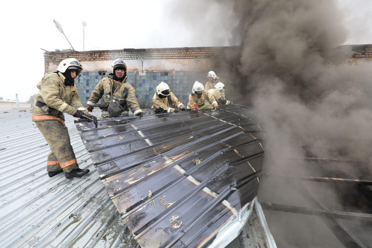 Алматинские пожарные меньше чем за час потушили сложный пожар в Наурызбайском районе. Удалось отстоять  два смежных бокса
