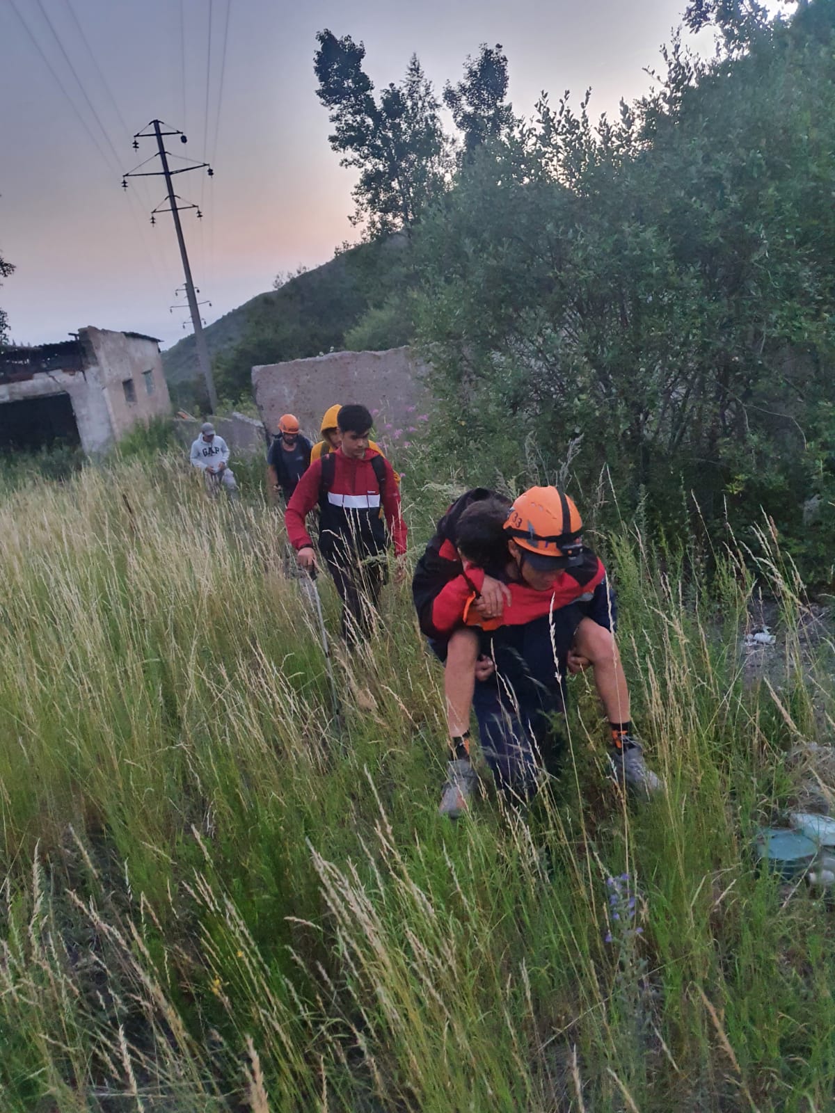 Спасатели нашли трех парней заблудившихся в горах Заилийского Алатау