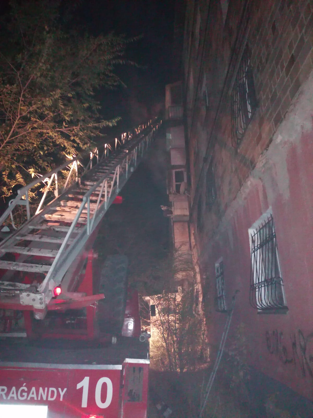 10 человек спасено на пожаре в Караганде