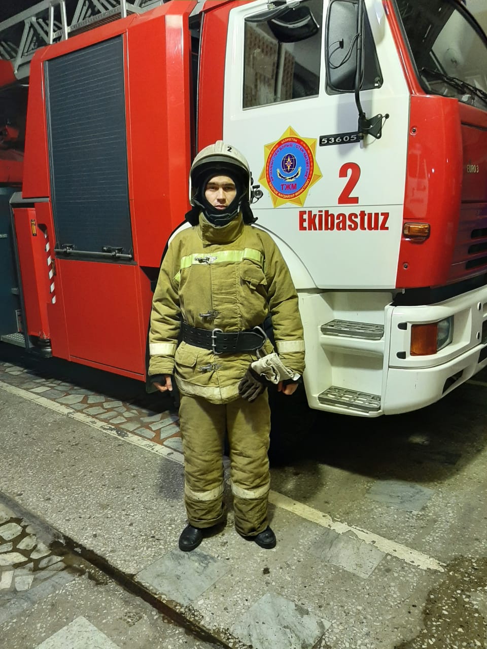 В Экибастузе пожарный спас ребенка из задымленной квартиры