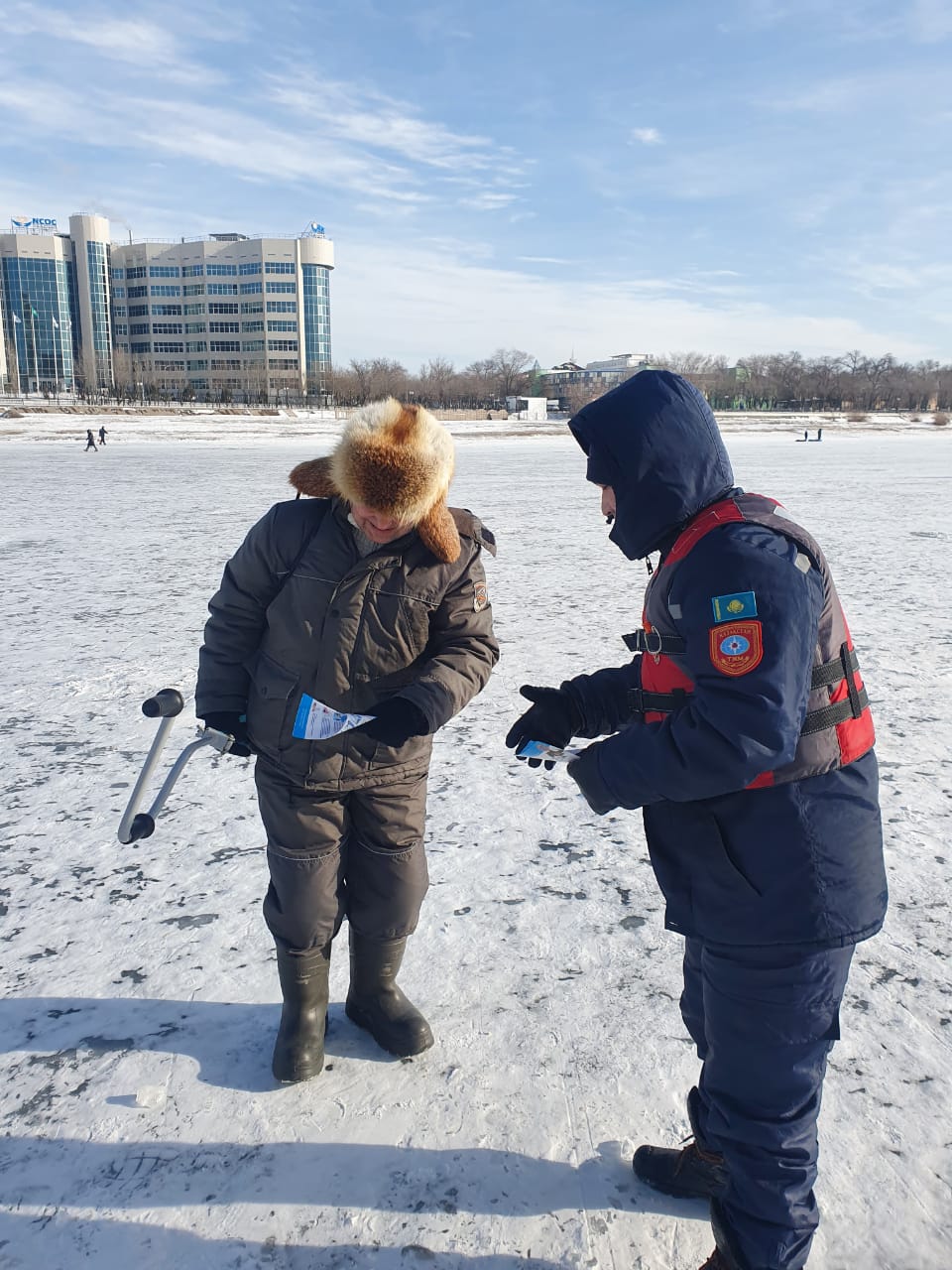 Спасатели информируют о правилах поведения на льду