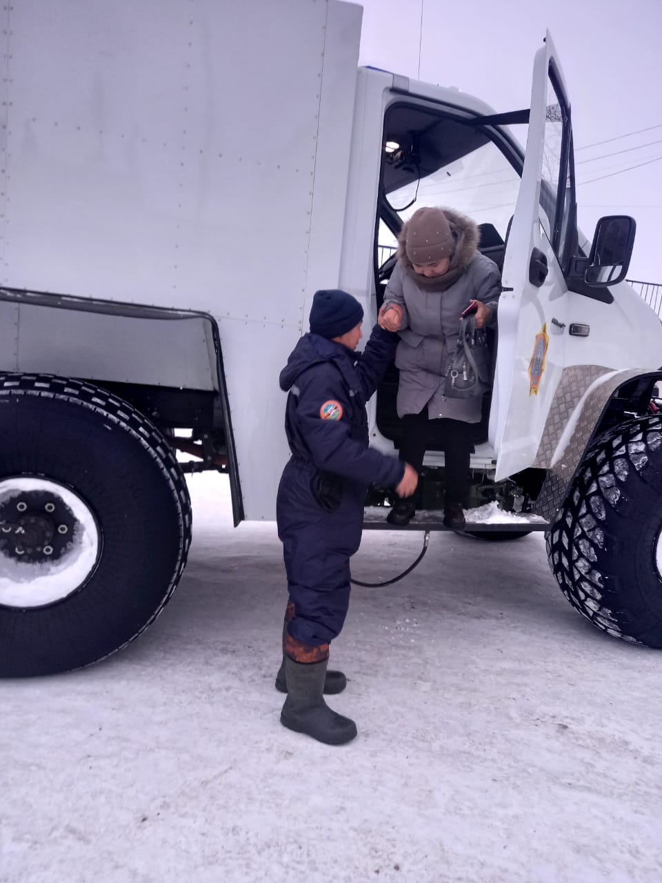 Спасатели эвакуировали детей из снежного заноса