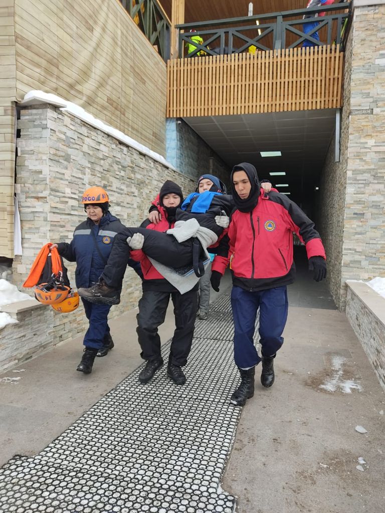 Спасатели РОСО транспортировали человека с морены ледника Богдановича