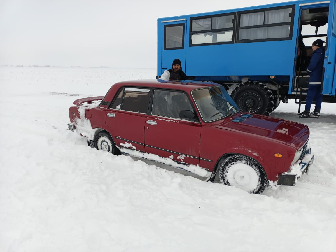 В Атырауской области из снежного заноса спасена семья из трех человек