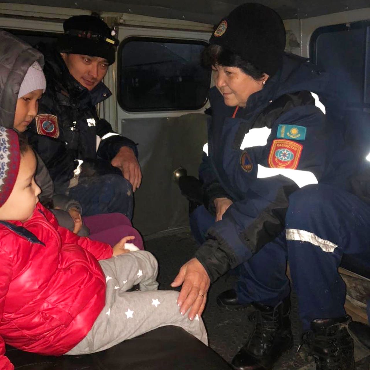 Мужчина и трое детей застряли на машине в Алматинской области