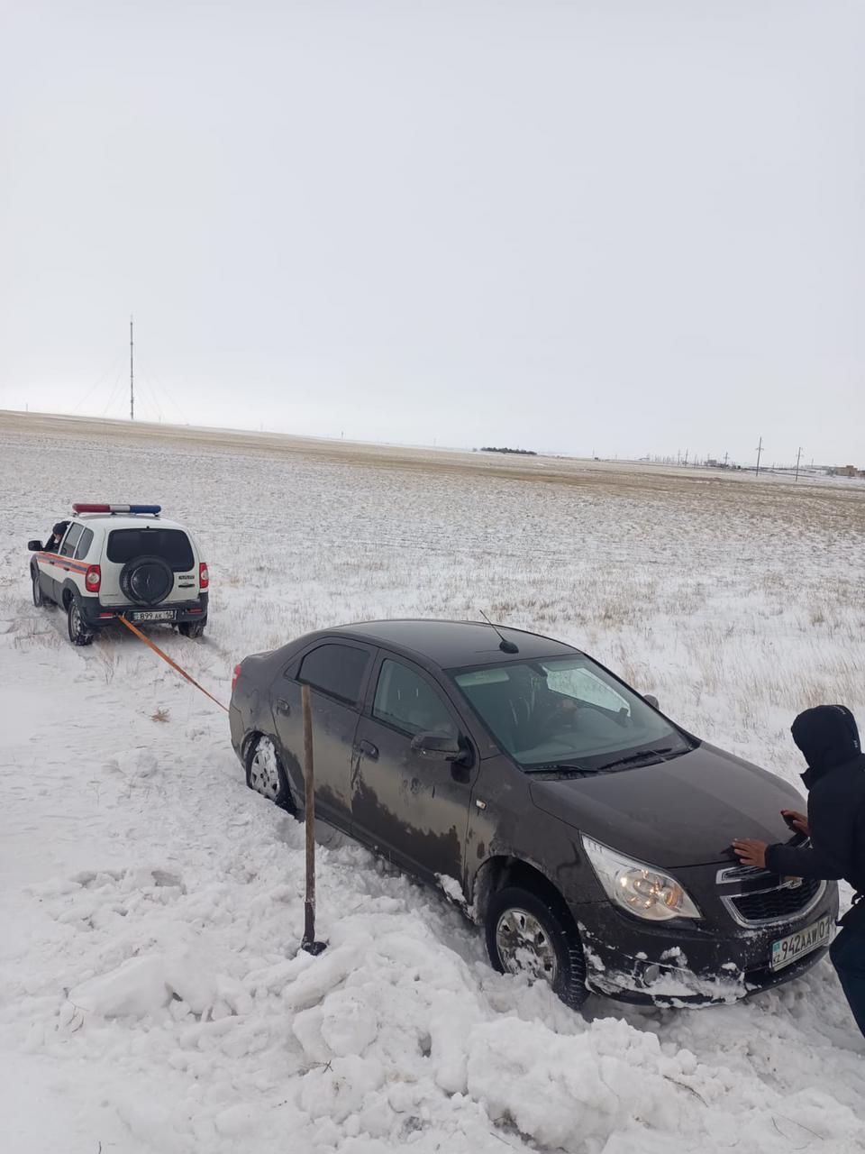 В Павлодарской области сотрудники ДЧС помогли вывезти технику из сугроба