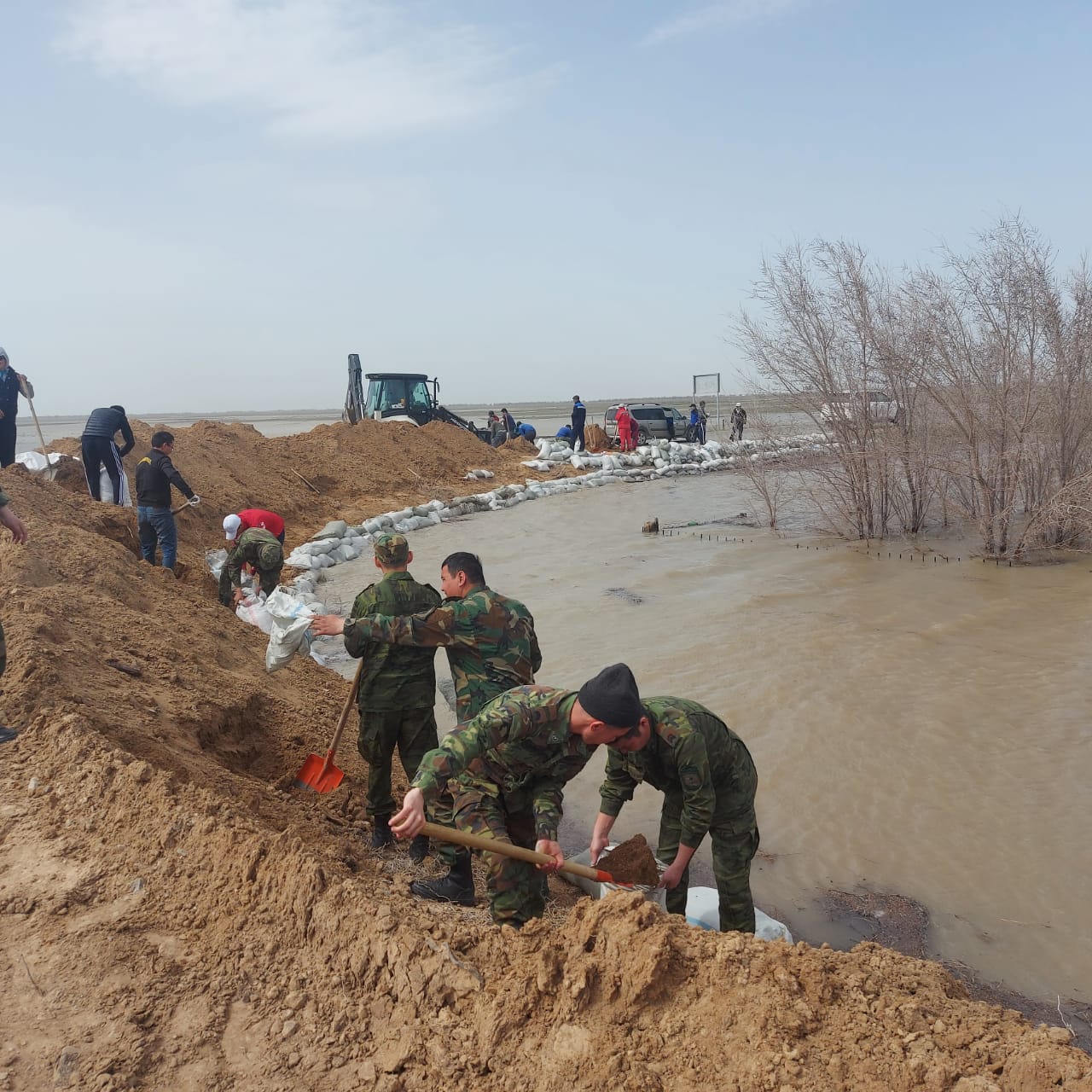 В Кызылкугинском районе проводятся работы по предупреждению подтопления населенного пункта