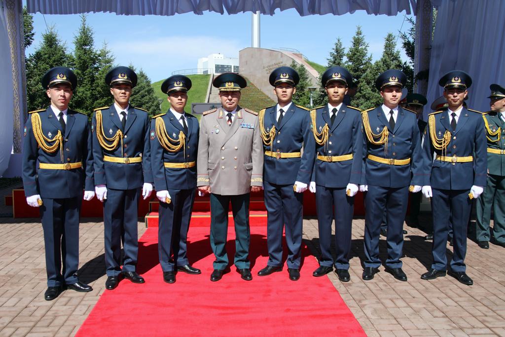Президент Республики Казахстан вручил погоны лучшим выпускникам военных вузов