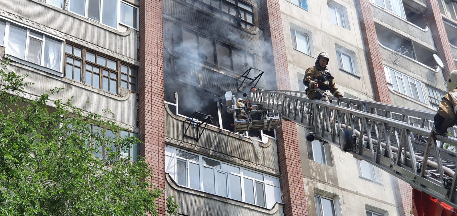 При пожаре в многоэтажке пожарные города Семей спасли и эвакуировали 81 человек