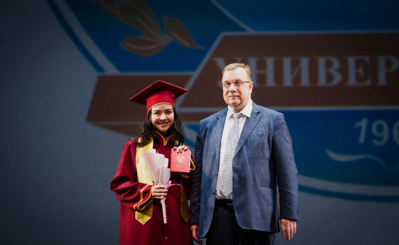 Вячеслав Дудник вручил дипломы выпускникам Медуниверситета Астана