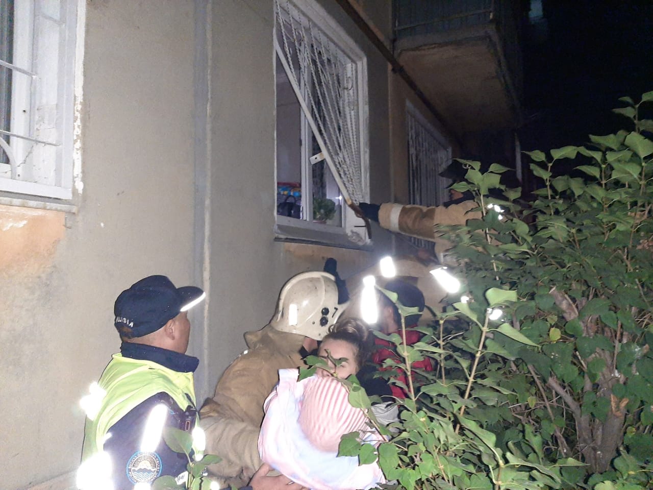 При пожаре в Усть-Каменогорске сотрудниками ДЧС ВКО спасено 12 жителей