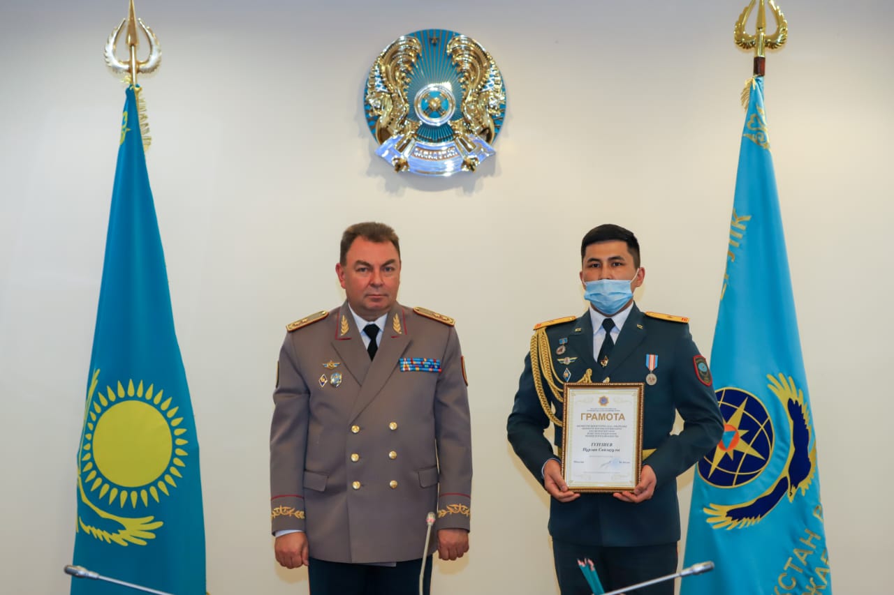 Глава МЧС вручил огнеборцу Алматинской области  медаль «Ерлігі үшін»