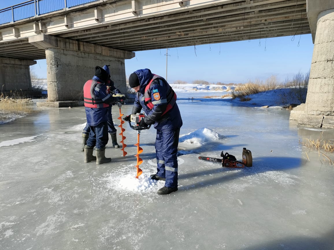 На реках Карагандинской области проводятся работы по резке и бурению льда