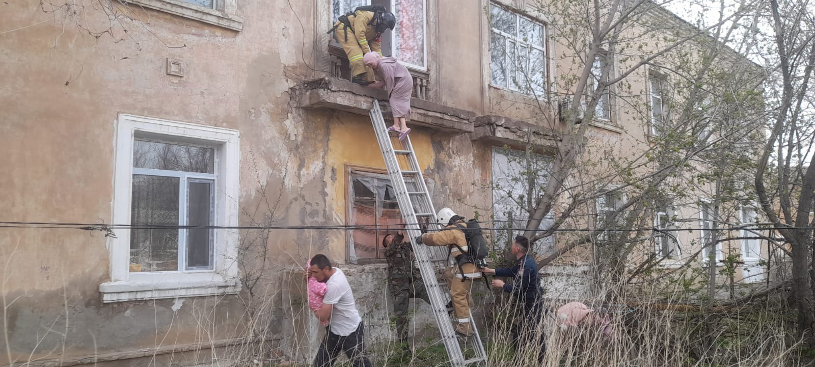 В Темирском районе спасатели спасли от пожара 8 человек