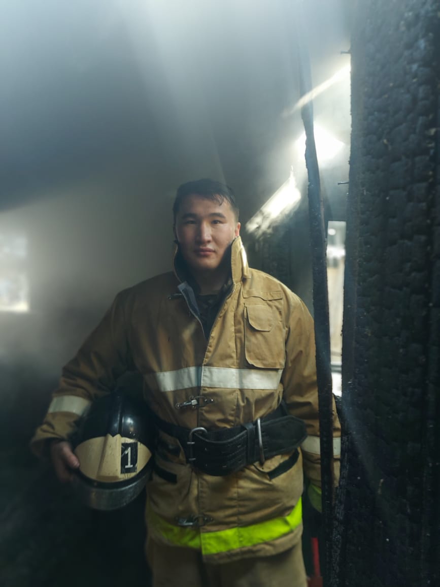 Алматинский пожарный  получил государственную награду из рук Главы государства