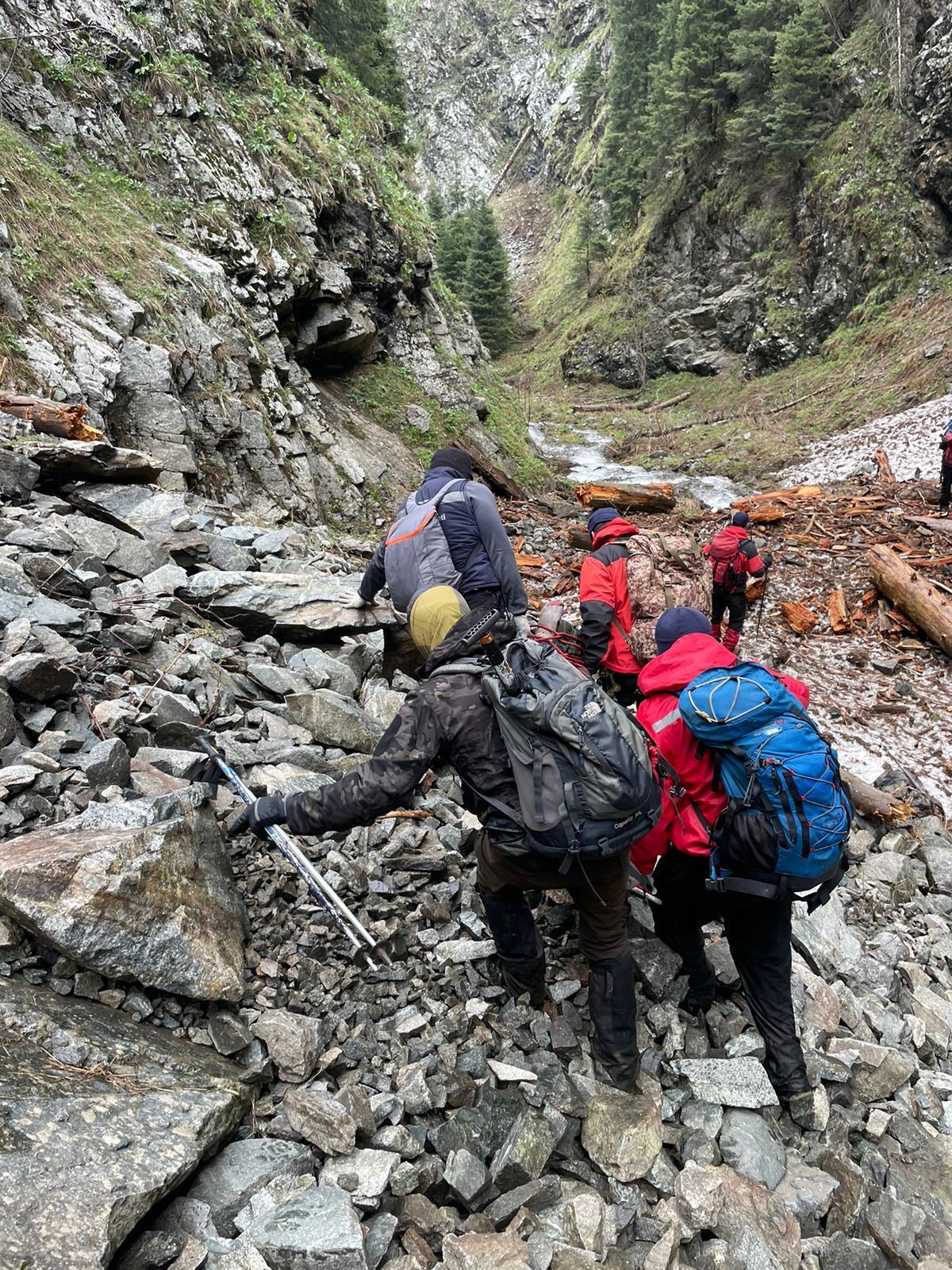 Спасатели РОСО: в горах Заилийского Алатау, в ущелье Аюсай нашли тело туриста