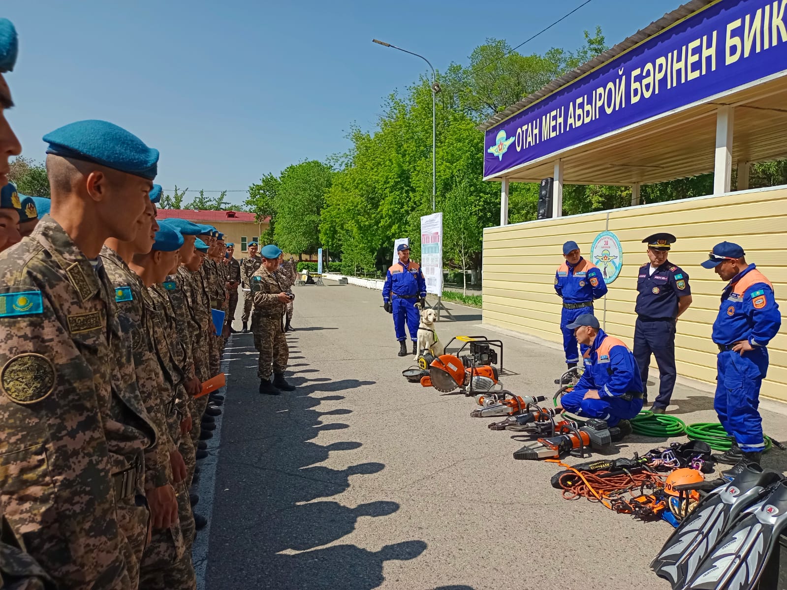 Спасателями Алматы обучены  военнослужащие воинской части 61993