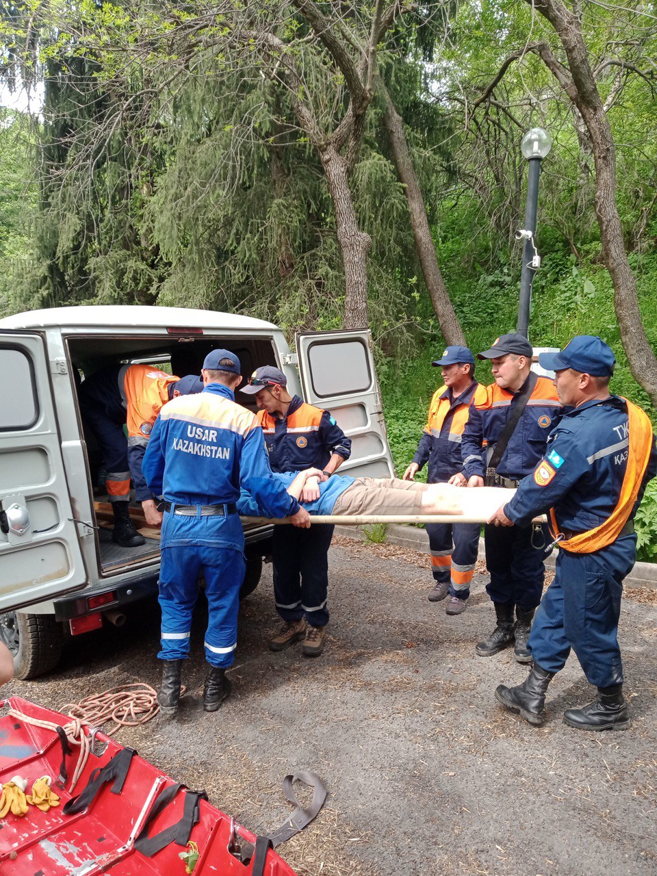 Спасатели МЧС оказали помощь мужчине, пострадавшему в ущелье Проходное
