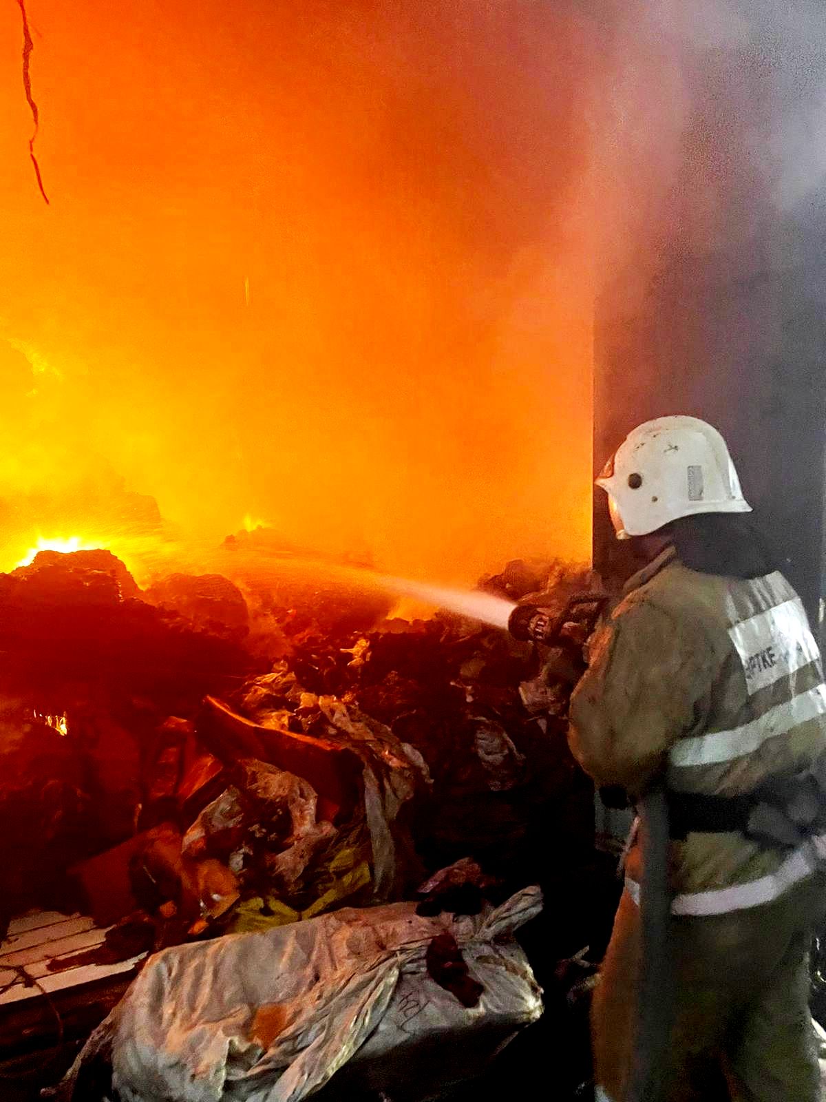 Огнеборцы ликвидировали пожар на рынке Алматы