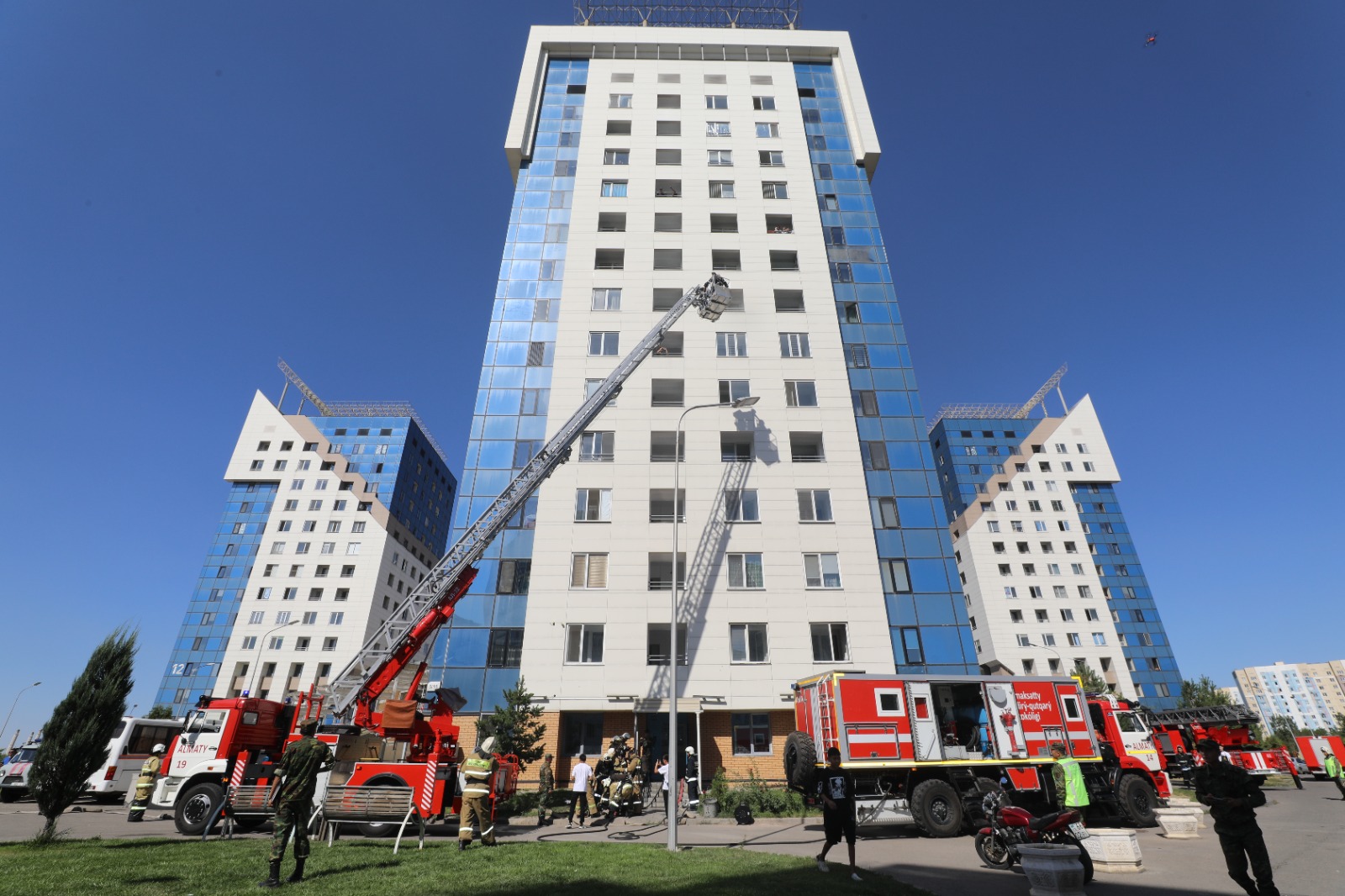 Не прыгайте с окна: в алматинской многоэтажке провели  пожарно-тактические учения