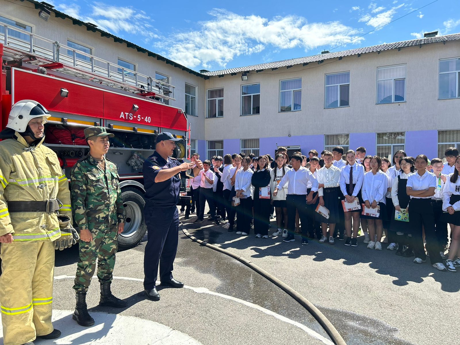 Спасатели области Жетісу провели показательные выступления в школе