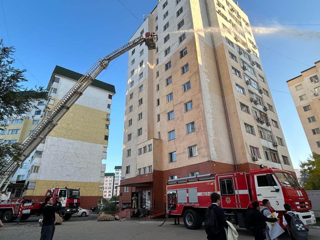 В области Жетісу проведено пожарно-тактическое учение в многоэтажном многоквартирном жилом доме