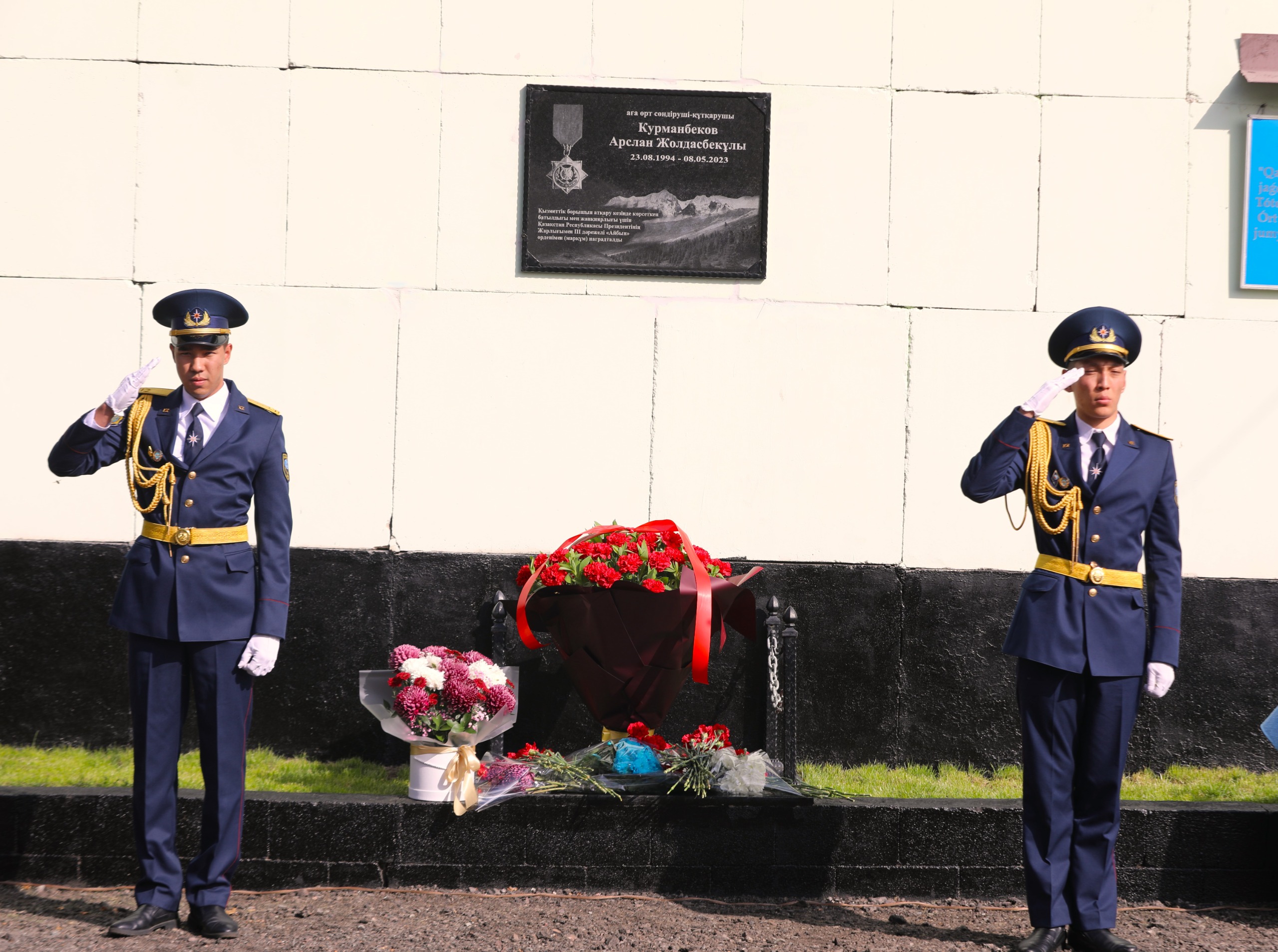 Мемориальную доску установили погибшему пожарному из Алматы  Арслану Курманбекову