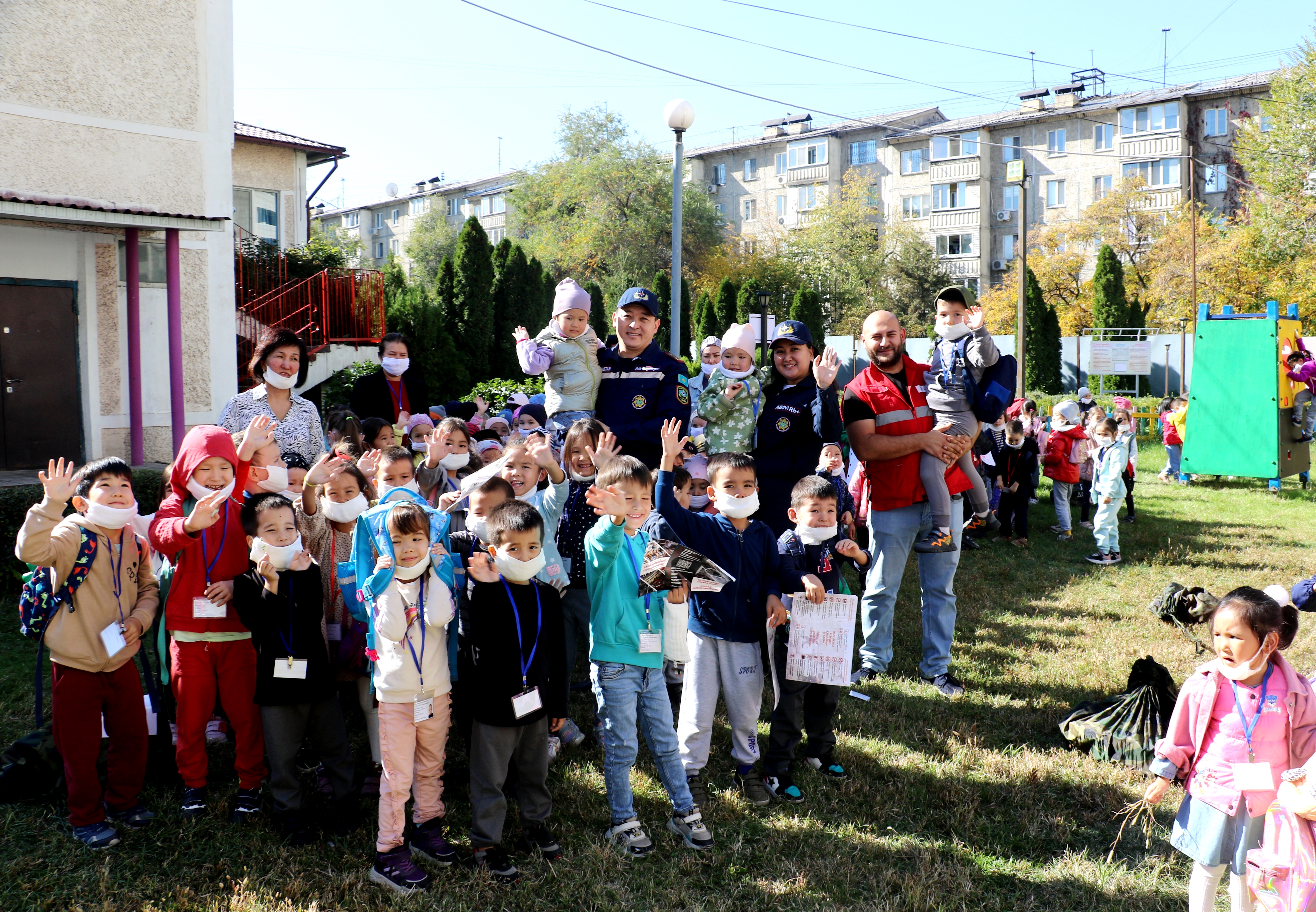 Алматинские спасатели  обучили малышей действиям  при землетрясении