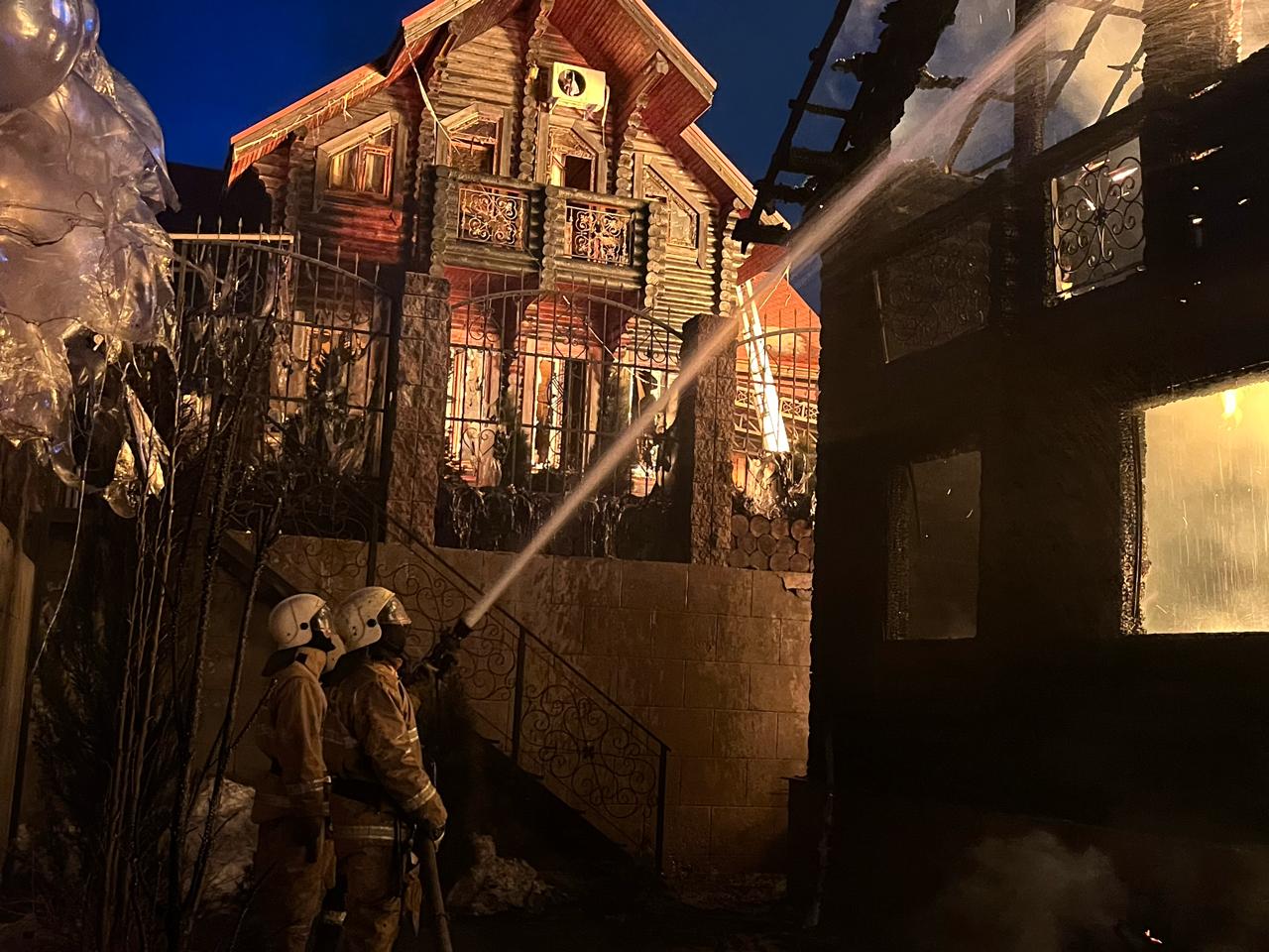 Пожар в Медеуском районе : отстояли от огня двухэтажный деревянный особняк и соседние строения