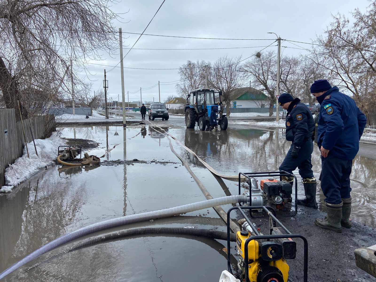 Кызылординские спасатели продолжают работу в Костанайской области