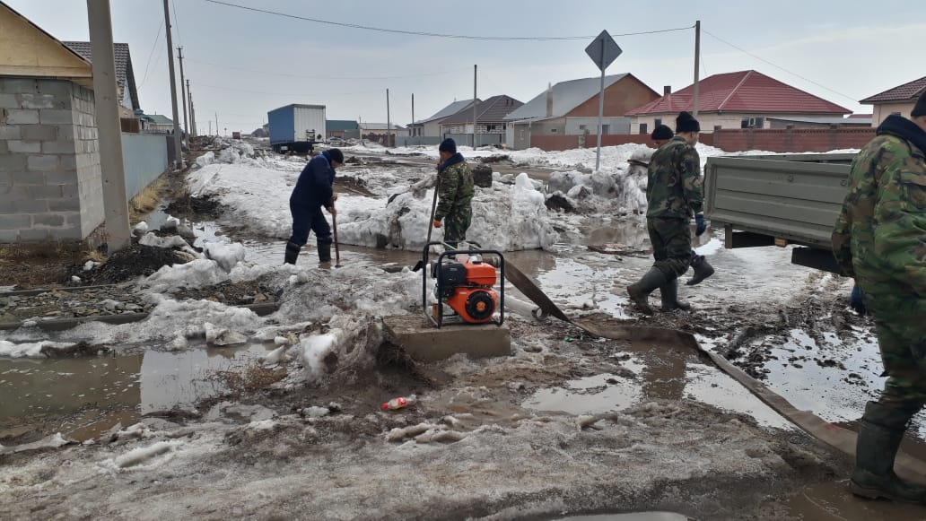 Силами спасателей двух регионов проводится спасательные работы в поселке Коянды