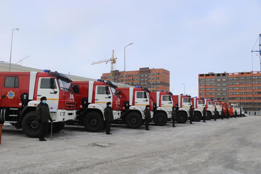 В Северо-Казахстанской области огнеборцам вручены ключи от новых пожарных автомобилей