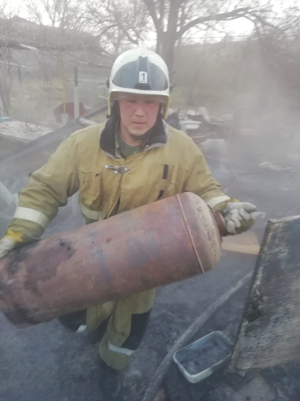 Огнеборец ДЧС г. Шымкент при пожаре вынес газовый баллон