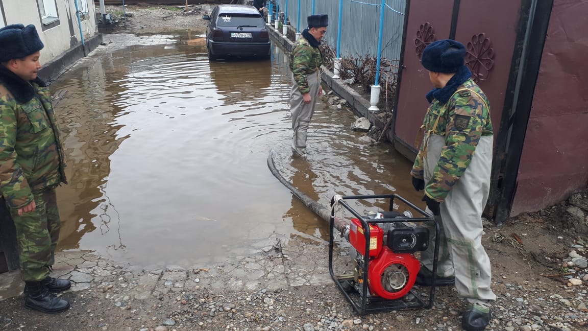 Силы МЧС ликвидируют последствия дождя в городе Тараз