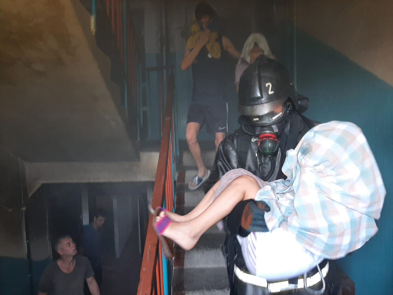 Экибастузские спасатели на пожаре спасли детей