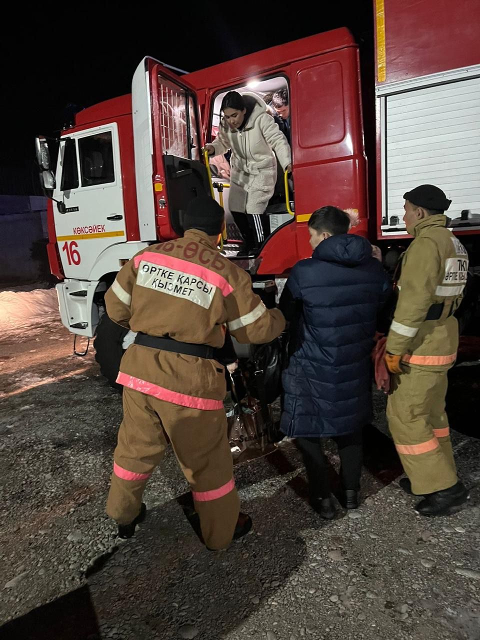 Сотрудники ДЧС Алматинской области помогли транспортировать рыбака на берег