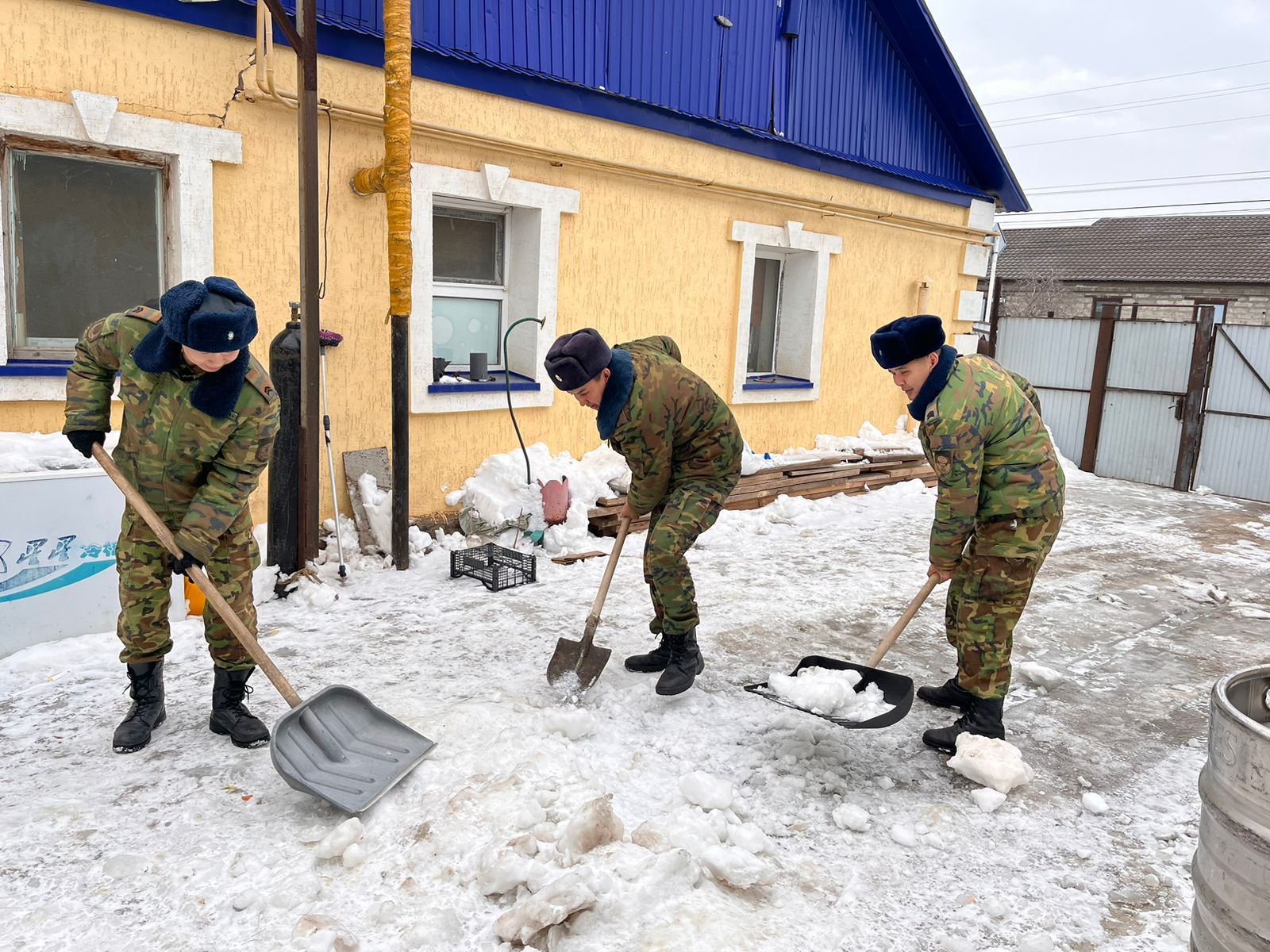 В ЗКО более 8 000 человек проводят активные противопаводковые мероприятия