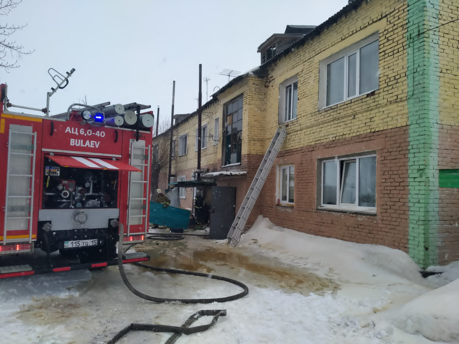 Огнеборцы СКО спасли и эвакуировали 13 человек при пожаре