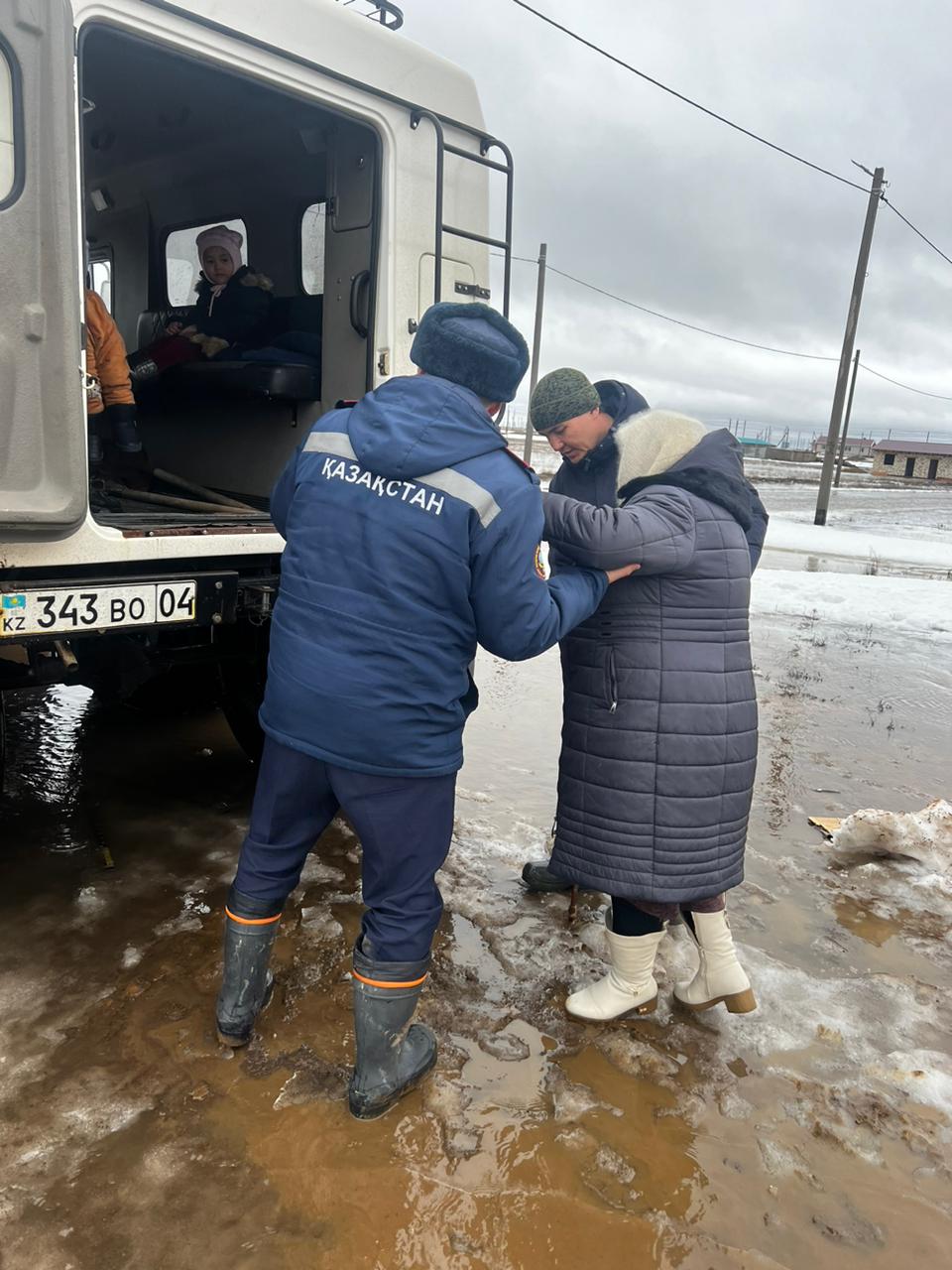 Кызылординские спасатели задействованы в противопаводковых работах в Костанайской области