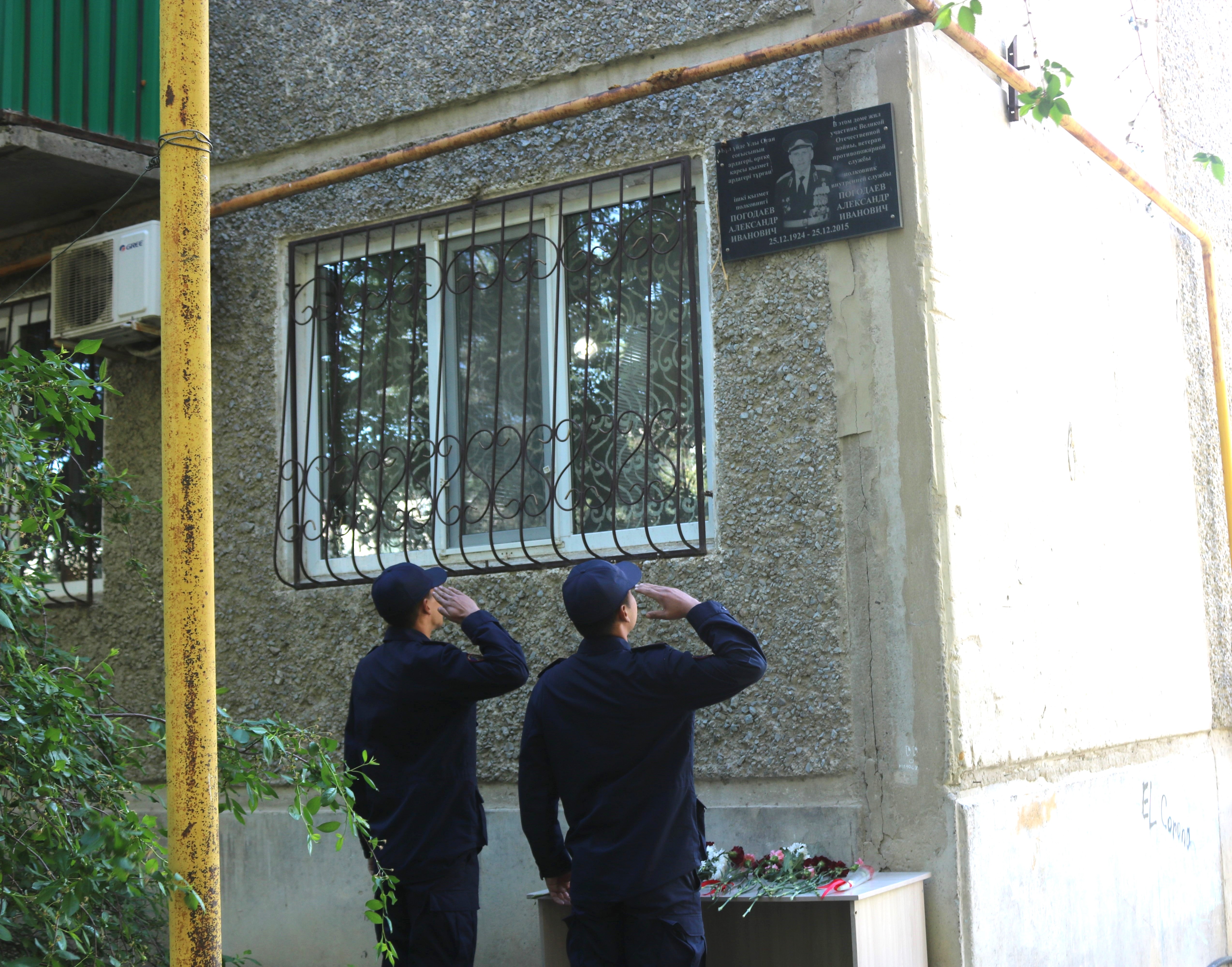 Возложение цветов к мемориальной доске